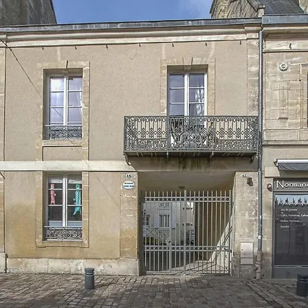 Apt Triplex Spacieux Et Lumineux Plein Centre Face Cathedrale Proche Omaha Beach アパート *
