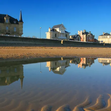 Apartment Apt Triplex Spacieux Et Lumineux Plein Centre Face Cathedrale Proche Omaha Beach